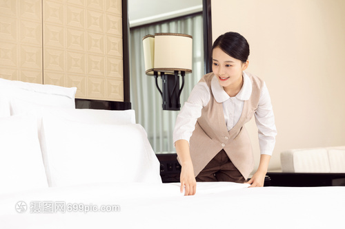 酒店管理中保潔員床鋪整理的重要性和標準化流程